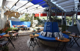 Апартотель с рестораном в 500м от моря в центре Будвы