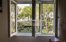 Квартира с садом в отличном месте города, 100 м от моря, Топла, Херцег Нови