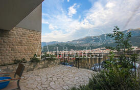 Двухкомнатная квартира в Будве с террасой во дворе