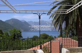 Вертикаль каменного дома в Липци, Котор