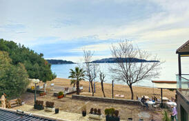 Роскошная двухкомнатная квартира с гаражом на первой линии в Рафаиловичах