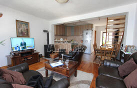 Каменный дом с рестораном на набережной в Прчань