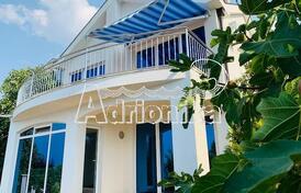 Двухэтажный дом с 5 спальнями, панорамным видом на море, 250 м от набережной