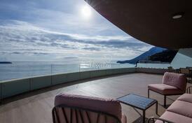 Продаётся эксклюзивная полностью меблированная просторная квартира с большой террасой.