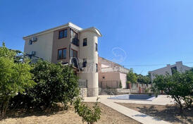 Просторный дом с большим участком и бассейном, Добра Вода