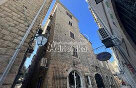 Дом с четырьмя апартаментами и коммерческим помещением в Старом городе Будва