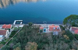 Редкое предложение! Участок на первой линии от моря в Муо, Которская бухта