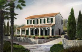 Солнечный участок с разрешениями на строительство виллы в Луштице