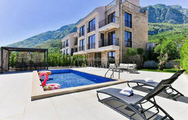 Несколько таунхаусов с 3 или с 4 спальнями на продажу в Режевичи, Будва