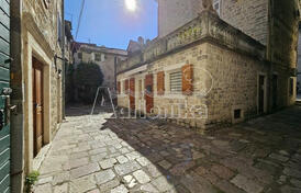 Каменная вилла с пятью квартирами и офисным помещением в самом сердце Старого города, Котор