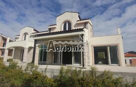 Двухэтажный дом с видом на море и горы в районе города Херцег Нови