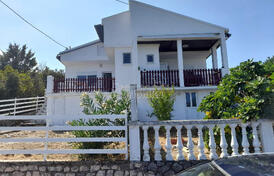 Дом с красивым видом и двором, Утеха