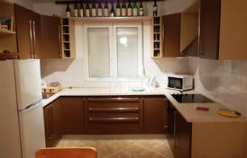 Дом с четырьмя спальными комнатами и частичным видом на море