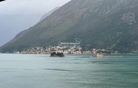 Прекрасная трехкомнатная квартира с гаражом на первой линии у моря, Костаница, Котор