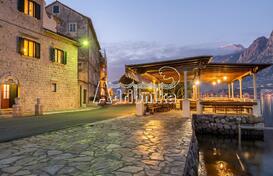 Два дома с рестораном на первой линии