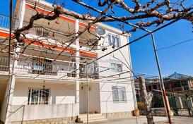 Дом с подсобным помещением и красивым садом в Старом Баре