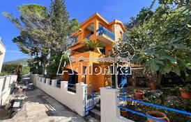 Дом с пятью комнатами в отличном месте всего в нескольких шагах от моря, Крашичи