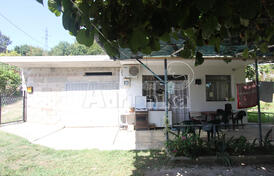 Недостроенный дом с пристройкой в Сутоморе