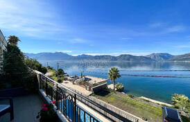 Сдвоенный каменный дом на первой линии моря, Крашичи, Тиват