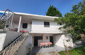 Дом на 5 спальных комнат, расположенный в очаровательном прибрежном городе Сутоморе