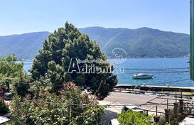 Красивый каменный дом на берегу моря, Стрп, Котор