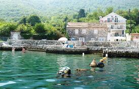 Замечательный дом с апартаментами, Столив, первая линия