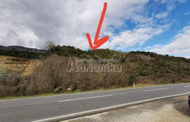 Большой участок расположенный у дороги Тиват-Будва