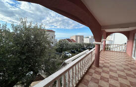 Квартира с просторной террасой и парковочным местом в отличном месте, Пржно - Будва