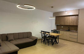 На продажу просторная квартира в Доброте с видом на горы