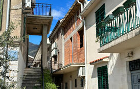 Таунхаус под ремонт на второй линии от моря, Донья Ластва, Тиват