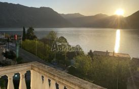 Квартира в Доброте с панорамным видом на море