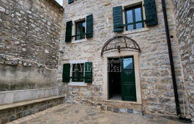 Отремонтированный каменный дом на берегу моря, Тиват, Лепетани