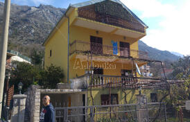 Трехэтажный дом в Моринье с большим двором