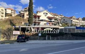 Просторный дом с участком под застройку в привлекательном деловом районе Игало, Херцег Нови