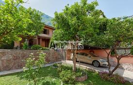 Красивый семейный дом с видом на море в Доброте, Котор