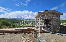 Дом с бассейном на стадии строительства в деревне Ковачи