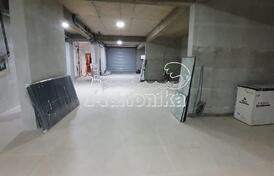 Коммерческое помещение на первом этаже здания, идеально подходящее под магазин, Петровац