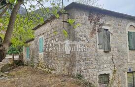Каменный дом под реконструкцию в тихом месте, всего в 350 м от моря, Каменари &ndash; Херцег Нови