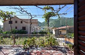 Дом под ремонт в Каменари, в минуте-двух ходьбы от моря