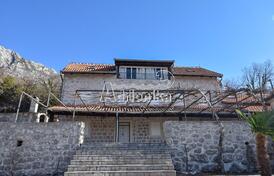 Каменная вилла с бассейном и шикарным видом на море в Моринь