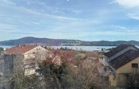 Современная трехкомнатная квартира с видом на море в Тивате