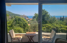 Просторный дуплекс с видом на море в Петроваце