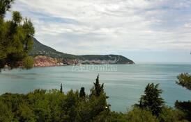 Участки в Ратац с видом на море.