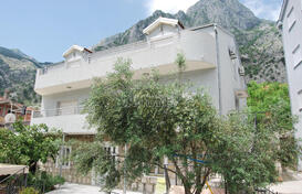 Продажа двух домов в Которе с девятью квартирами