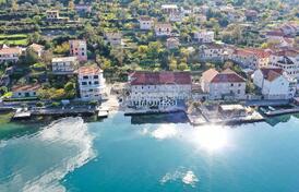 Каменный дом на первой линии с садом, Прчань