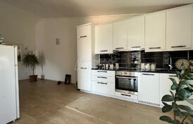 Двухэтажный дом с гаражом с двориком в Белиши