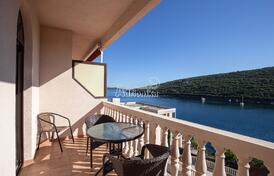 Уютная квартира в Бигово на первой линии моря &mdash; с видом и просторной террасой