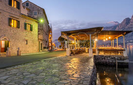 Два дома с рестораном на первой линии