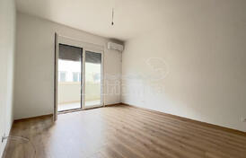 Квартира с двумя спальными комнатами в комплексе с бассейном в Улцине