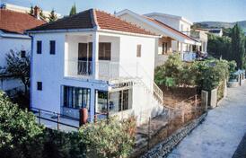 Двухэтажный дом с видом на море, Бар